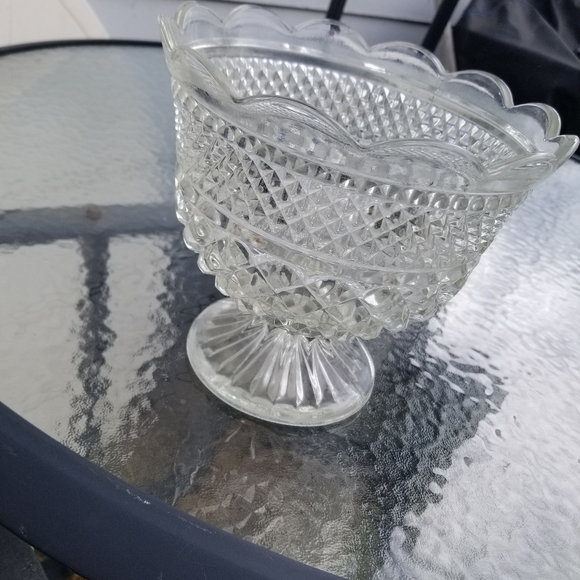 VINTAGE PINWHEEL CRYSTAL FOOTED FRUIT BOWL - Picture 2 of 4